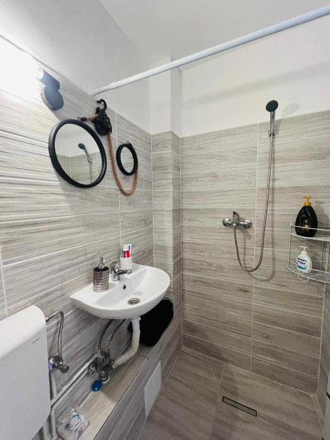 Miha Modern And Central Apartament Arad Exterior foto